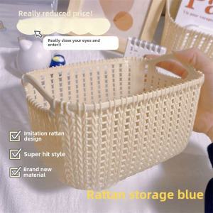 ตะกร้าเก็บของหวายเทียมสไตล์เกาหลี INS กล่องเก็บเครื่องสำอางบนโต๊ะตะกร้าพลาสติกตะกร้าใส่เศษอาหารตะกร้าเก็บของจิปาถะ