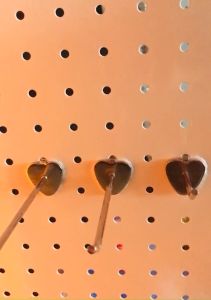 Móc treo phụ kiện điện thoại đơn dạng trái tim cài tấm lỗ D81