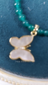 Chuỗi cổ choker đá Mã Não xanh màu emerald size 4 li phối mặt bướm xà cừ phong cách sang trọng | Hoa Minh Gem