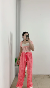 ชุดเสื้อแขนสั้นกับกางเกงขายาว ดีไซน์แฟชั่น แมทช์ง่าย ใส่สบาย เหมาะกับวันชิลล์และออกงาน