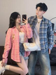 เสื้อเชิ้ตผู้หญิงแขนยาวทรงหลวมปักลายผีเสื้อสไตล์ฮ่องกงสำหรับคู่รัก เสื้อคลุมกันหนาวแบบอเนกประสงค์ฤดูใบไม้ร่วง 2024