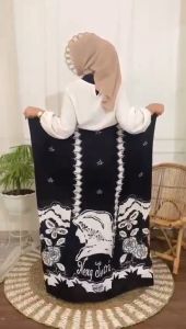 Sarung Santri Wanita Siap Pakai & Desain Batik Modern