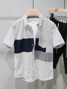 เสื้อเชิ้ตแขนสั้นผู้ชายผ้าฝ้ายแท้ลายทางฤดูร้อน ทรงหลวม สไตล์ญี่ปุ่น ผสมผสานสี ลำลอง ปกโปโล ทรงปกติ