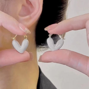 Elegant White Drip Glaze Heart Shaped Womens Earrings Fashionable Small And Delicate Ear Jewelry Alloy Embedded Artificial Gemstones