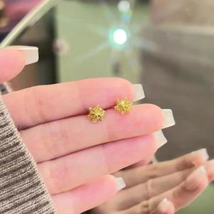 Golden Snowflake Ear Studs for Women Elegant Versatile High-Quality Gift for Girlfriend Fashionable Jewelry Ear Cuff
