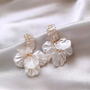 Bộ 2 Đôi Bông Tai Giả Vỏ Sò Hình Cánh Hoa Vàng Thời Trang Nữ Kiểu Dáng Sang Trọng Nhẹ Nhàng Chất Liệu Acrylic Thích Hợp Cho Văn Phòng/công Sở