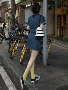 ชุดเดรสยีนส์คอโปโลสีน้ำเงินเข้มฤดูร้อนสำหรับผู้หญิง ทรงเอ เอวสูง แขนสั้น ความยาวครึ่งแข้ง สไตล์เย้ายวนใจ ดีไซน์เรียบง่าย สวมใส่สบาย