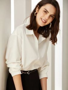 เสื้อเชิ้ตแขนยาวสีขาวทรงหลวมสำหรับผู้หญิง ฤดูใบไม้ผลิ 2024 เสื้อเชิ้ตผู้หญิงสไตล์สาวใหญ่ ดีไซน์ใหม่ ดีเทลกระดุม สไตล์เกาหลี