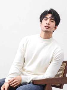 เสื้อสเวตเตอร์ถักคอปกสูงแบบสวมหัวแขนยาวทรงสลิมฟิตสำหรับผู้ชาย เสื้อชั้นในผ้าขนสัตว์เนื้อนุ่มสบาย ฤดูใบไม้ผลิและฤดูใบไม้ร่วง