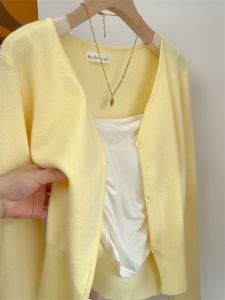 เสื้อคาร์ดิแกนถักคอวีสีเหลืองนุ่มๆ แขนยาว ผ้าขนสัตว์ ทรงหลวม ฤดูใบไม้ร่วง 2024 ฤดูใบไม้ผลิ ผู้หญิง วัย 18-24 ปี