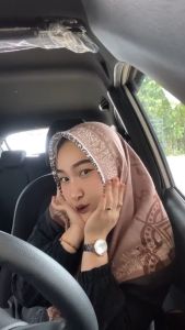 KERUDUNG Deenay SEGI EMPAT VOAL MOTIF Sopo Ngaji Bakal Aji Hijabku Mahkotaku SANTRI INDONESIA TULISAN KORAN ARABIC KOREAN WARNA UNGU MIX KEKINIAN VIRAL Promo MURAH