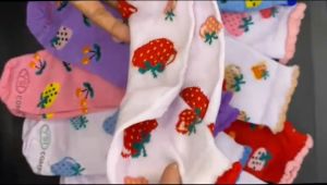 Isi 1 Pasang Kaos kaki anak tk paud sd perempuan 5 sampai 10 tahun motif strawberry