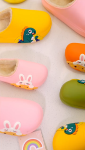 รองเท้าแตะเด็กแบบการ์ตูนน่ารัก ออกแบบมาสำหรับฤดูหนาว ทำจากผ้าฝ้ายและมีขนยาว เพื่อป้องกันความชื้นและเหมาะสำหรับเด็กชายและหญิง