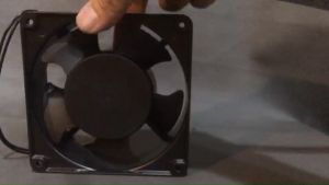 พัดลม 220V 4.5นิ้ว ขนาด 120x120x38 มิล พร้อมเบายอากาศ สำหรับการใช้งานระบายอากาศในเครื่องเสียง, เครื่องจักร, อุปกรณ์ไฟฟ้า และวัสดุทำจากเหล็ก ใบพัด PVC