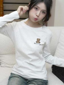 เสื้อยืดคอกลมแขนยาวทรงสลิมฟิตสำหรับผู้หญิง เสื้อเชิ้ตชั้นในแฟชั่นฤดูใบไม้ร่วงและฤดูหนาว ทรงเข้ารูป เสื้อผ้าทำงานสไตล์เกาหลี