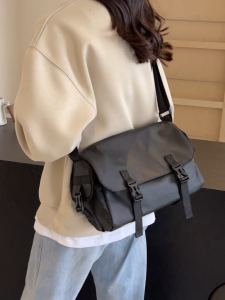 กระเป๋าสะพายไหล่ ไตล์ญี่ปุ่น จุของได้เยอะส กันน้ำ สําหรับผู้ชาย และผู้หญิง messenger bag