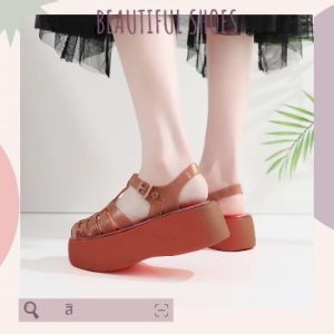 LHSunshine มาใหม่ รองเท้าแตะแฟชั่นรัดส้น รุ่นนี้ดีไซน์สวยเท่ห์ไม่เหมือนใคร พื้นหนา มี 4 สีให้เลือกเลย แต่สะสีคือสวยละมูนสูงสุด สั่งเลยใส่และรู้สึกดูดีมาก