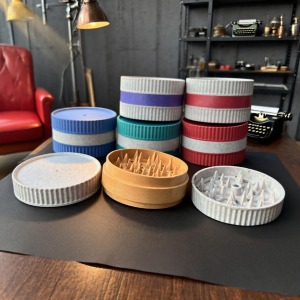 1Pc 6cm Dia Environmental Plastic Pepper Mill Herb Grinder Hand Crusher 3 LayersRandom