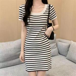 ชุดเดรสผู้หญิงแขนสั้นถักคอเหลี่ยมสไตล์เกาหลีสีบล็อกลายทางฤดูร้อน 2024 ชุดเดรสผู้หญิงสีพื้น ชุดเดรสยาวปานกลาง ชุดเดรสแฟชั่น