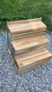 ชั้นวางของ ชั้นขั้นบันได ชั้นวางสินค้าแบบเป็นขั้น มีแบบ4ชั้น และ3ชั้น มีแบบทำสีและไม่ทำสี รับน้ำหนักไม่เกิน2กิโลประกอบสำเร็จ