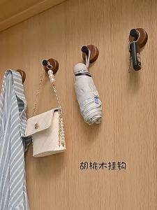 No-drilling Wall-mounted Solid Walnut Hook