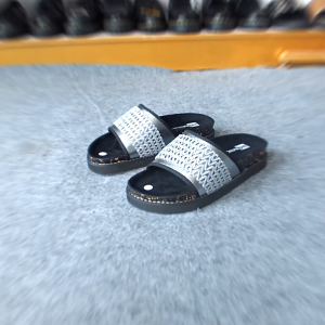 Mikihas - Sandal Slop Puyuh Wanita Flatform Slip on Kulit Silver Flat Shoes Original - Amoura Silver