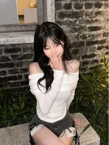 เสื้อสเวตเตอร์ถักสีขาวทรงเข้ารูปสไตล์เกาหลีสำหรับผู้หญิง ฤดูใบไม้ผลิและฤดูใบไม้ร่วง เสื้อชั้นในแบบสวมหัวแขนยาวปกติ