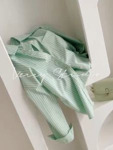 Mai Lang เสื้อเชิ้ตแขนยาว เชิ้ตลำลอง ลายริ้ว ลายทาง ดีไซน์สวย สไตล์เกาหลี สีสันสดใสคัลเลอร์ฟูลมาก มี 2 สีให้เลือก สาวๆควรมีติดตู้ แมทช์ได้หลายลุค