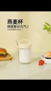 【มีอยู่ในสต็อก】แก้วพร้อมฝา แก้วอาหารเช้า Light Eating แก้วน้ำแบบพกพา มีฝาปิดและช้อน ถ้วยข้าวโอ๊ต 430ml แก้วปิดผนึกแบบพกพาถ้วยซีเรียล