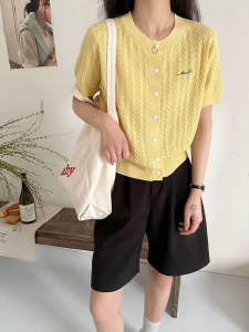 เสื้อคาร์ดิแกนถักไหมพรมตัวอักษรปักลายสั้นสำหรับผู้หญิง ฤดูใบไม้ผลิและฤดูร้อน ผ้าฝ้ายผสมโพลีเอสเตอร์ ทรงหลวม แขนสั้น คอกลม