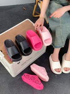 ON ROAD รองเท้าแตะ EVA ที่มีความหนาสำหรับผู้หญิงในฤดูร้อนสวมรองเท้าแตะป้องกันลื่นในร่มระดับสูง