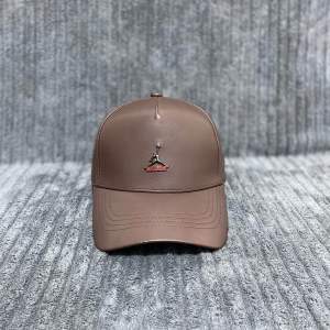 Topi Kulit Baseball Logo Besi coklat Uniseks Pria Wanita Model Terbaru Keren Dan Stylish