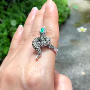 KJ348 แหวนงูเขียวเหนี่ยวทรัพย์พลอยโมราประดับแมกกาไซต์ ขนาด 54