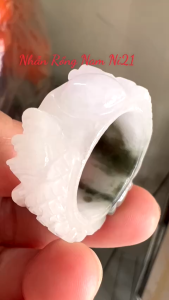 Nhẫn Rồng Nam Ni 21mm Cao 13mm Dầy 6mm Đá Cẩm Thạch màu màu trắng sáng bóng điểm xíu xanh đẹp có 450k ạ