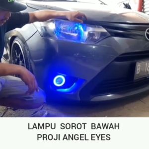 LAMPU SOROT BEMPER BAWAH MOBIL / LAMPU KABUT / FOG LAMP / FULLSET (KANAN & KIRI DI LENGKAPI DUDUKAN)\\n\\n Pengenalan Lampu Fog Lamp Fullset\\n\\nLampu Fog Lamp Fullset adalah aksesoris lampu mobil yang memberikan pencahayaan tambahan di bagian depan mobil, khususnya di bemper bawah. Lampu ini sangat berguna dalam kondisi cuaca buruk seperti kabut, hujan lebat, atau salju. Dengan menggunakan Lampu Fog Lamp Fullset, pengendara dapat melihat lebih jauh dan dengan lebih jelas, sehingga meningkatkan keamanan saat berkendara.\\n\\n Penjelasan tentang Aksesoris Lampu Mobil\\n\\nAksesoris lampu mobil seperti Lampu Fog Lamp Fullset memperluas kemampuan pencahayaan standar mobil Anda. Selain meningkatkan visibilitas pengemudi, aksesoris ini juga dapat menambah nilai estetika pada tampilan mobil Anda. Ada berbagai jenis aksesoris lampu mobil yang tersedia di pasaran, termasuk lampu kabut, lampu sorot bemper bawah, dan lampu LED. Setiap jenis memiliki fungsi dan keuntungan yang berbeda-beda.\\n\\n Fungsi dan Keuntungan dari Lampu Sorot Bemper Bawah Mobil\\n\\nLampu sorot bemper bawah mobil atau lampu kabut memiliki fungsi utama untuk membantu pengemudi melihat jalan di depan dengan lebih baik dalam kondisi cuaca buruk. Keuntungan lain dari menggunakan lampu ini adalah sebagai penanda posisi mobil dalam lalu lintas, terutama di malam hari atau saat cuaca buruk. Dengan demikian, risiko tabrakan atau kecelakaan dapat diminimalisir.\\n\\n Cara Memilih dan Menginstal Lampu Kabut Kanan dan Kiri\\n\\n Tips Memilih Lampu Sorot Bemper Bawah Mobil\\n\\nPertimbangkan beberapa faktor penting saat memilih lampu sorot bemper bawah mobil:\\n\\n- **Daya tahan**: Pilih lampu yang tahan lama dan mudah untuk diperbaiki atau diganti jika diperlukan.\\n- **Kualitas pencahayaan**: Pastikan lampu memberikan pencahayaan yang cukup dan merata.\\n- **Desain**: Pilih desain yang sesuai dengan tampilan mobil Anda.\\n- **Ketersediaan dudukan**: Pastikan lampu sorot bemper bawah mobil lengkap dengan dudukan yang kompatibel dengan mobil Anda.\\n\\n Langkah-langkah Instalasi Lampu Fog Lamp Fullset\\n\\nBerikut adalah langkah-langkah untuk menginstal Lampu Fog Lamp Fullset:\\n\\n1. **Persiapkan peralatan**: Siapkan alat yang diperlukan seperti obeng, kabel, dan senter.\\n2. **Pasang dudukan**: Pasang dudukan lampu pada bemper bawah mobil sesuai dengan petunjuk pemasangan.\\n3. **Pasang lampu**: Pasang lampu sorot bemper bawah mobil pada dudukan yang telah dipasang.\\n4. **Hubungkan kabel**: Hubungkan kabel lampu ke sumber daya listrik mobil.\\n5. **Periksa**: Setelah selesai, periksa apakah lampu bekerja dengan baik dan tidak ada masalah.\\n\\n Perawatan dan Perbaikan Lampu Sorot Bemper Bawah Mobil\\n\\n Cara Membersihkan dan Merawat Lampu Fog Lamp Fullset\\n\\nUntuk menjaga performa dan umur lampu sorot bemper bawah mobil, lakukan perawatan secara rutin:\\n\\n- **Membersihkan**: Bersihkan lampu secara rutin dari debu, kotoran, atau goresan.\\n- **Periksa kabel**: Periksa kabel lampu secara rutin untuk mencegah kerusakan atau korsleting.\\n- **Ganti jika perlu**: Ganti lampu jika sudah tidak bekerja dengan baik atau rusak.\\n\\n Penanganan Masalah Umum pada Lampu Kabut Kanan dan Kiri\\n\\nBerikut adalah beberapa masalah umum yang mungkin terjadi pada lampu kabut kanan dan kiri serta cara menanganinya:\\n\\n- **Lampu tidak menyala**: Periksa sumber daya listrik dan hubungan kabel.\\n- **Lampu menyala redup**: Ganti bola lampu jika perlu.\\n- **Lampu berkedip**: Periksa hubungan kabel dan pastikan tidak ada korsleting.\"