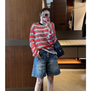 YUEZHONGWEI | Áo len dệt kim tay dài màu đỏ mùa hè mỏng rộng rãi chống nắng Áo sơ mi cổ tròn in sọc màu tương phản cho nữ