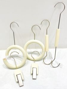 ตัวติดเสื้อผ้าแบบไม้สีขาวสำหรับร้านเสื้อผ้า ตัวติดหมวก ตัวติดหมวก ตัวติดผ้าพันคอ จุดแสดงสินค้า ตัวติดเสื้อผ้าแบบ U