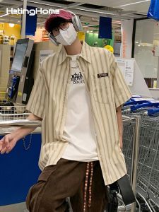 HetingHOME | เสื้อเชิ้ตแขนสั้นหลวมๆ สำหรับผู้ชาย Hetinghome ฤดูร้อน 2024 ทรงหลวมๆ ลายทาง เสื้อเชิ้ตคู่รัก ทรงหลวมๆ สำหรับผู้ชาย