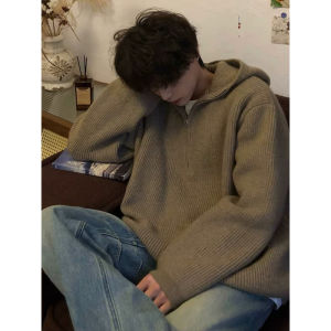 เสื้อสเวตเตอร์มีฮู้ดถักสำหรับผู้ชาย ฤดูใบไม้ร่วง/ฤดูหนาว ครึ่งซิป เสื้อชั้นใน 2024 ใหม่ สไตล์หลวมๆ สำหรับเยาวชน ความรู้สึกที่หรูหรา เสื้อสเวตเตอร์