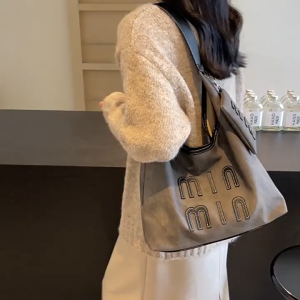 EchoBliss  กระเป๋าหญิงกระเป๋าแฟชั่นใหม่ย้อนยุคกระเป๋าเนื้อเรียบง่ายลำลองกระเป๋าโท้ทใต้วงแขนช่องเกาหลี