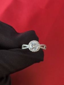 Selamat datang di Diamcity Jewelry Flagship Store! Kami bangga mempersembahkan kepada Anda Cincin Platinum Hadiah Hari Valentine dan Cincin Moissanite 1 Karat yang indah dan berkualitas tinggi. Dalam artikel ini, kami akan membahas informasi produk, karakteristik fisik moissanite, perbandingan moissanite dengan berlian, desain elegan cincin moissanite, dan keuntungan menggunakan cincin moissanite.