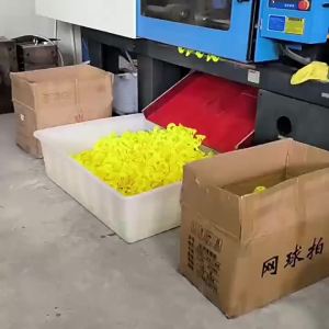 Penghantaran dari China [2025] Badminton Luaran Bola Nilon Plastik Tahan Lama Tahan Angin Tidak Mudah Patah Peralatan Latihan Badminton Kalis Angin 3.5