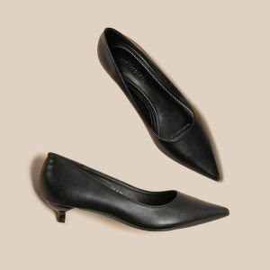 รองเท้าส้นเตี้ยหนังนิ่มสีดำสำหรับผู้หญิง รองเท้าส้นแบนแบบสวมสบาย ทรงหัวแหลม รองเท้าแฟชั่นฤดูใบไม้ผลิและฤดูใบไม้ร่วง