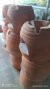 Tungku kayu Pawon Anglo Tungku Batu Bara Ukuran Besar DM: 48/48.Cm terbuat dari tanah liat berwarna coklat dengan lubang untuk memasukkan batu bara cocok untuk memasak tradisional di dapur.