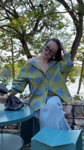 เสื้อปาดไหล่ลายดอกเก๋ คอปกVมีสายโซ่กระดุมผ่าหน้าเปิดปิดได้ แพทเทรินทรงสวยใส่สบาย บอกเลย..แมชกับอะไรก็ยืน