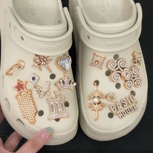 หัวเข็มขัด Crocs Jibbitz 14ชิ้น/เซ็ตหัวเข็มขัดรองเท้าสไตล์หรูหรา3D ผีเสื้อคริสตัลเพชรหัวเข็มขัดตกแต่งรองเท้าลายมงกุฎสำหรับ Crocs