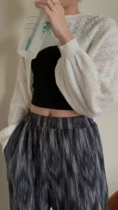 Áo khoác len croptop ngắn khoét ngực