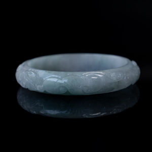 กำไลหยกพม่าแท้ สีเขียวเข้มสวย (Green Jadeite)แกะสลักรูปเห็ดหลินจือ  ขนาด  57 -58 มิล หยกแท้จากประเทศพม่า พร้อมใบเซอร์จากสถาบันBGL.