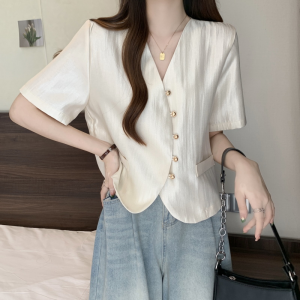 เสื้อเชิ้ตคอวีแขนสั้นผู้หญิงฤดูร้อน 2025 ใหม่ เสื้อคลุมกันหนาวสไตล์สั้น ทรงเข้ารูป เสื้อเชิ้ตผู้หญิงสุดเก๋ แขนสั้น คอวี