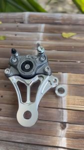 KALIPER 2P SET BREKET BIG LOGO COIN FORMULA PLUS BREKET 2P BELAKANG NINJA R RR DISK 220MM